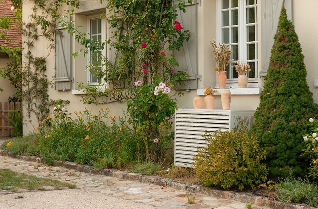 Comment cacher une clim en intérieur ? Solutions esthétiques et efficaces