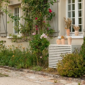 Comment cacher une clim en intérieur ? Solutions esthétiques et efficaces